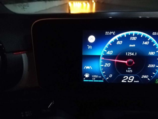 Otomobilin, kendisine seslenenin kim olduunu ayrt edebileceini, kim 'Hey Mercedes' diye seslendiyse onun sesini aracn iindeki diye src ve yolculardan ayrp onun syledii komutlar alglayarak yapacan sylediler.   