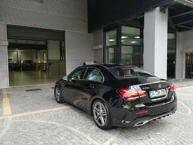 Getiimiz hafta Almanya'da olduklarn belirten yetkililer, sesli komut sistemine getirilen yenilikleri Trkiye'de ilk kez anlatt.  <br><br>  lk servisin gncel fiyatn, servisin anahtar veriliinden geri alnmasna kadar gerekli olan toplam sresini ve serviste yaplanlar sizler iin rendik.   <br><br>  te Mercedes yetkilileriyle yaptmz zel toplantdan sayfalarmza kalan A Sedan ilk servis bilgileri ve sizden gelen sorularla beraber sorduumuz tm sorulara verilen cevaplar...           