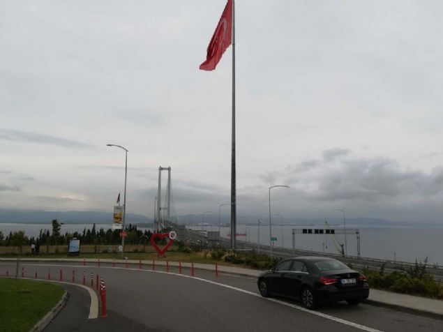 Mercedes'in gvenlik noktasnda sesli kontrole ok nem verdiini belirten yetkili, 'Direksiyondan el kaldrlmadan 'Mercedes klima 17 derece' diyorsunuz, klima kendini 17 dereceye ayarlyor.' dedi.       