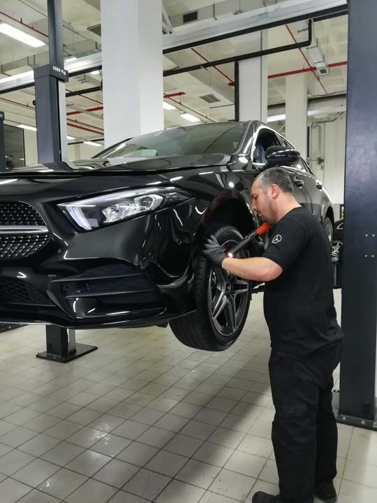 Servis ierisinde tekrar lifte karlan Mercedes A Sedan'n lastikleri alt kaplamalar detayl ekilde kontrol edildi.  