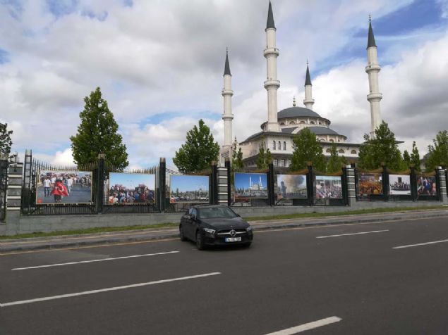Mercedes yetkilisi, A Sedan'n sesli komutuna ilikin aklamalarna yle devam etti:   <br><br>  'Siz belli bir komutu belli bir ekilde syleme istiyorsunuz. Onu ilk sylediinizde anlamyor, siz onu kendiniz uyguluyorsunuz. Tekrar ediyorsunuz, yine anlamyor.  <br><br>  Yine kendiniz elinizle uyguluyorsunuz. nc sylediinizde onu kendisi yapyor. Artk maalesef bu renme zelliini kaybetti. Mevcut brordeki komutlar geerli ve bunlarn kullanm iin otomobili alan kiinin bu komutlar kullanmas gerekiyor.'         