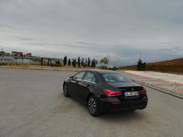 Mercedes ile yldzmzn barmad sesli komut sisteminde 'Radyoyu kapat' deyince klimay kapatmasn sorduumuz yetkiliden, 'Bende yapmyor' cevabn alp A Sedan'n servis srecinin sonunda yetkili ile birlikte sesli komut ksmn birlikte test ettik.        