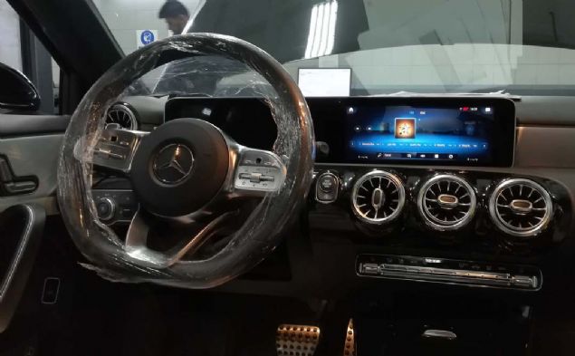 'Mercedes'in sesli kontrolne biraz almak gerekiyor.' diye sze balayan Mercedes yetkilisi, yurt dnda Mercedes Me Connect'in aktif olduunu, Bilgi Teknolojileri Kurumu (BTK) ile ilgili baz almalar gerei kapatldn syledi.        