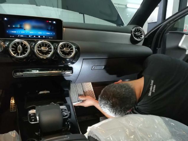 Mercedes'in bu servis bakm srasnda uygulamalar ile sahibi otomobili takip edebiliyor.  