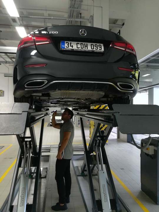Bu sorularn arasndan Mercedes A Sedan' servise indirip ilk bakmnda neler yapld servis alannda bire bir gzlemledik.   