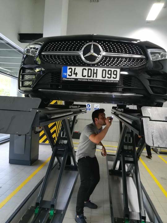 Arkasndan Mercedes lifte karlarak bir yetkili tarafndan kla usta gzlerin kontrolnden geirildi.  