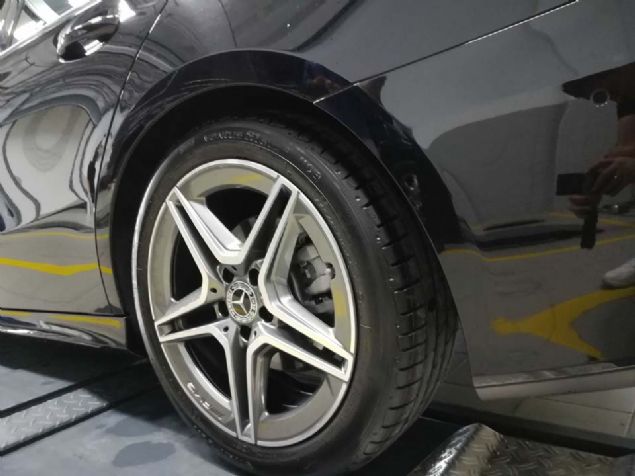 Otomobil satn alma srasnda bu tip lastiklerin hazr tercih olarak bulunduunu belirten Mercedes yetkilileri, mterinin teslim konusunda biraz bekleyerek istedikleri lastik tercihi ile satn alm yapabileceklerini szlerine ekledi.             