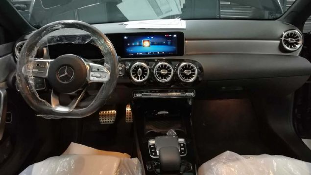 SESL KOMUT SSTEM   <br><br>  Bunun ardndan A Sedan' kullandmz bir hafta boyunca yldzmzn barmad sesli kontrol sisteminin detaylarn Mercedes yetkililerine sorduk.        