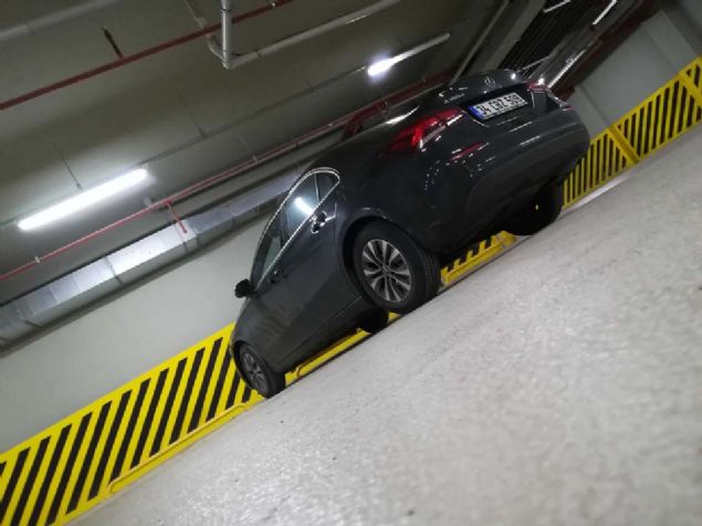 Sistemi sonuna kadar kullanmak istediimiz iin devre d brakmadmz belirttik.   <br><br>  Her Mercedes syleminde araya girmesi noktasnda otomobili ahsiletirmenin zm olabileceini dndmz aktardmz Mercedes yetkilileri, buna yakn bir geri bildirimi Almanya'ya verdiklerini ifade ettiler.          