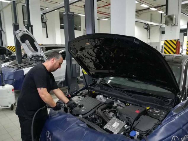 Liftten indirilen otomobilin n tarafnda almak iin zel hazrlanan kaplamalar takldktan sonra 5 litre tam sentetik ya eklendi.  