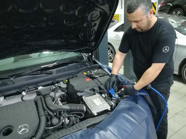 Arkasndan koltuklarna klf ekilen ve direksiyonu stre ile sarldn grdmz Mercedes A Sedan'n sv kontrolleri ve su tamamlamalar yapld.   