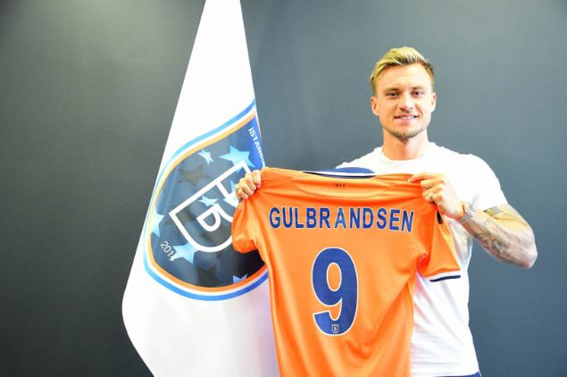 Fredrik Gulbrandsen - Baakehir<br><br>  Norve Milli Takmnda da zaman zaman ans bulan Gulbrandsen, lkesinde Lillestrom ve Moldede oynadktan sonra 2016da Red Bull Salzburga transfer oldu, bir sene sonra irketin bir dier takm New York Red Bullsa kiraland. Bonservisi elinde bulunan Norveli forvet geen sezon 23 mata 7 gol kaydetti. Baakehir, Norveli forvetle 3 yllk anlama salad.    