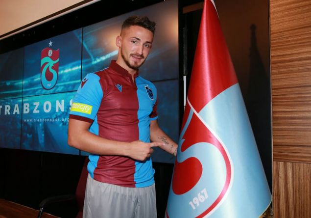 Donis Avdijaj - Trabzonspor<br><br>  Trabzonspor, Kosoval futbolcu ile 1+3 yllk szleme imzalad. Kosoval oyuncu son olarak Hollanda`nn Willem II takmnda forma giydi. Geen sezon Willem II formasyla 19 resmi mata 8 gol kaydetti.    