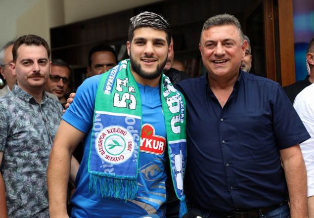 Mostapha El Kabir - aykur Rizespor<br><br>  aykur Rizespor, Fasl futbolcu Mostapha El Kabir ile 1+1 yllk szleme imzalad.    