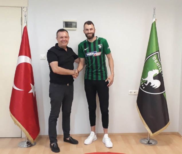 Mustafa Yumlu - Denizlispor<br><br>  Spor Toto Sper Lig`in yeni ekiplerinden Yukatel Denizlispor, Akhisarspor`dan 31 yandaki savunma oyuncusu Mustafa Yumlu ile 1 yllk szleme imzalad.    