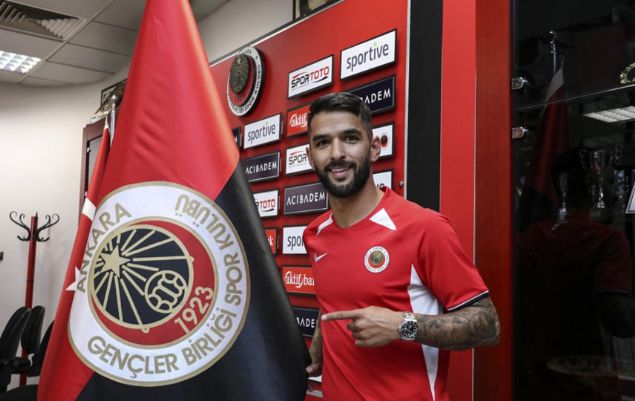 Daniel Candeias - Genlerbirlii<br><br>  Sper Lig ekiplerinden Genlerbirlii, skoya ekibi Rangers`tan Daniel Candeias` kadrosuna katt. Krmz-siyahl ekip, son olarak Rangers`ta forma giyen Portekizli futbolcuyla 2 yllk szleme imzalad. Betepe lhan Cavcav Tesisleri`nde dzenlenen imza treninde 31 yandaki kanat oyuncusu Candeias, 2 yllk szlemeye imza att.    