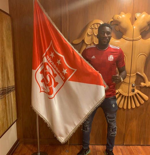 Aaron Appindangoye - Demir Grup Sivasspor<br><br>  Spor Toto Sper Lig ekiplerinden Demir Grup Sivasspor, bir transfer daha yapt. Yiido, 27 yandaki Gabonlu stoper Aaron Appindangoye`yi kadrosuna katt. Yeni sezon ncesi transfer almalarn srdren krmz-beyazl ekip, geen sezon mraniyespor formas giyen Appindangoye ile 2 yllk szleme imzalad. Appindangoye, geen sezon mraniyespor formasyla 34 mata grev almt.    