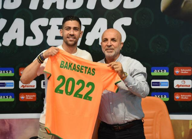 Anastasios Bakasetas - Alanyaspor<br><br>  2018-2019 sezonunda 30 mata forma giyen Bakasetas, rakip fileleri 6 kez havalandrrken, 3 gol pas verdi. Daha nce Asteras, Thrasyvoulos, Aris, Panionios ve AEK takmlarndan forma giyen Bakasetas, Yunanistan Milli Takm`yla da 21 karlamaya kt.    