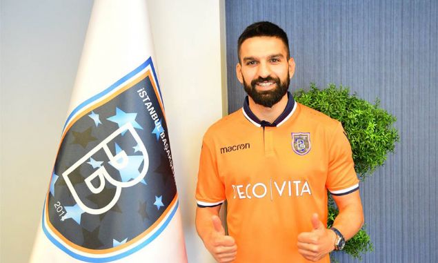 Muhammet Demir - Baakehir<br><br>  Medipol Baakehir, Spor Toto Sper Lig`de geride kalan sezonu Demir Grup Sivasspor`da geiren Muhammet Demir`i kadrosuna katt. Turuncu-lacivertli kulpten yaplan aklamada, 27 yandaki santrfor ile 4 yllk szleme imzaland belirtildi. Bursaspor, Gaziantepspor, Trabzonspor ve Sivasspor`da top koturan Muhammet Demir, 168 lig manda 40 kez fileleri havalandrd. Tecrbeli futbolcu, geride kalan sezon 22 msabakada 4 gol att.    