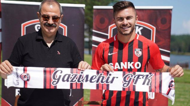 Alin Tosca - Gaziehir Gaziantep<br><br>  Sper Lig`in yeni ekibi Gaziehir Gaziantep, savunma oyuncusu Alin Tosca`y renklerine katt. Kulpten yaplan aklamaya gre, yeni sezon hazrlklarn srdren krmz-siyahl ekip, Alin Tosca ile 2 yllk anlamaya vard. Son olarak Yunanistan`n PAOK takmnda forma giyen 27 yandaki Rumen futbolcu, takmn Topuk Yaylas`nda srdrd kampa katld.    