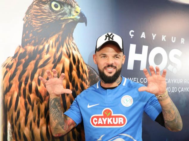 Mykola Moroziuk - aykur Rizespor<br><br>  aykur Rizespor getiimiz sezon takmda kiralk olarak oynayan Ukraynal savunma oyuncusu Moroziuk`un bonservisini Dinamo Kiev`den ald.    