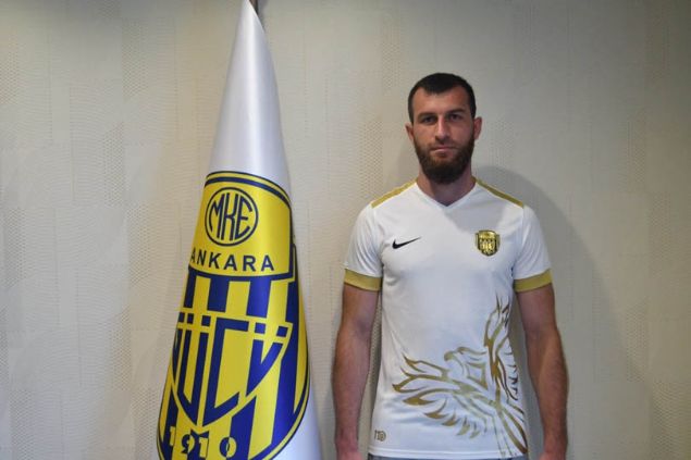 Zaur Sadaev - MKE Ankaragc<br><br>  Spor Toto Sper Lig ekiplerinden MKE Ankaragc, 29 yandaki futbolcu Zaur Sadaev`i kadrosuna katt. Kulpte yaplan aklamaya gre, geen sezonun ikinci yarsnda bakent ekibinde forma giyen Sadaev ile 1 yllk szleme imzaland.    