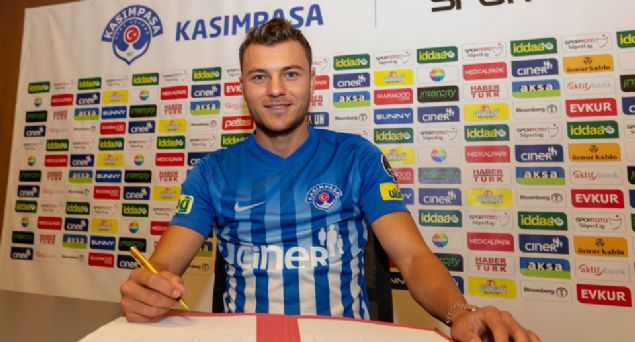 Yusuf Erdoan - Kasmpaa<br><br>  Kasmpaa, Bursaspor`dan 26 yandaki orta saha oyuncusu Yusuf Erdoan` kadrosuna katt. Ad daha nce Galatasaray`la anlan Yusuf Erdoan`n, sar-krmzl formayla ektirdii fotoraf sosyal medyada ok konuulmutu.    