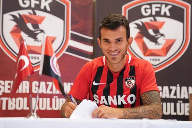 Gray Vural - Gaziehir Gaziantep<br><br>  Sper Lig ekiplerinden Gaziehir Gaziantep, Akhisarspor`dan Gray Vural ile 2 yllk szleme imzalad. Gaziehir Gaziantep, getiimiz sezon Akhisarspor formas giyen Gray Vural` kadrosuna katt.    