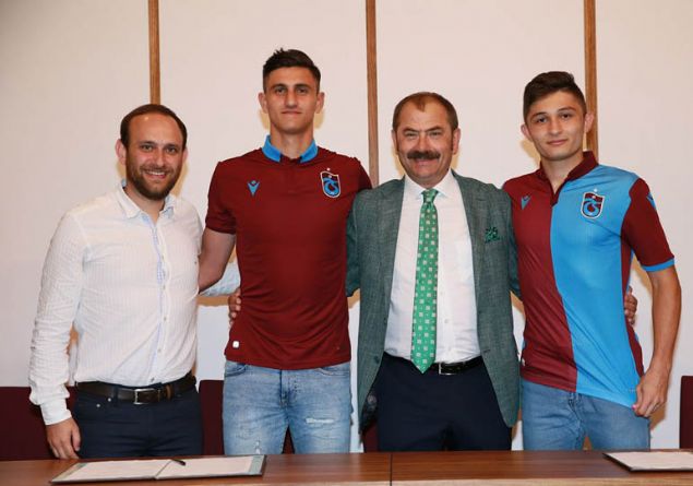 Salih Kavrazl ve Atakan Gndz - Trabzonspor<br><br>  Trabzonspor, Altnordu formas giyen 2002 doumlu forvet Salih Kavrazl ve 2001 doumlu stoper Atakan Gndz` 600 bin TL yetitirme bedeli karlnda transfer etti. Bordo mavililer, 3 yllk szleme imzalanan Atakan Gndz ve Salih Kavrazl yllk 120 bin TL garanti cret alacan KAP`a bildirdi.    