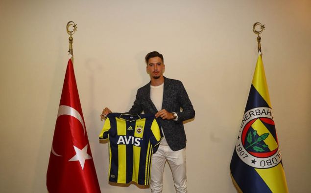 Altay Bayndr - Fenerbahe<br><br>  Fenerbahe, MKE Ankaragc formas giyen 21 yandaki kaleci Altay Bayndr ile 4 yllk szleme imzaladn aklad. Altay Bayndr, getiimiz sezon Ankaragc formasyla 2`si Trkiye kupasnda olmak zere toplam 19 mata forma giydi.    