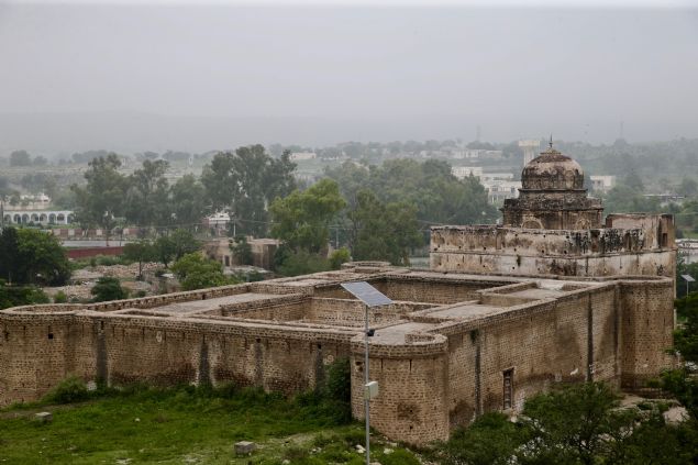 <div class='newssummarywrap' font-size:=' roboto=' style='box-sizing: border-box; margin: 0px; padding: 0px; border: 0px; position: relative; color: rgb(51, 51, 51); font-family: '>  	<h2 style='box-sizing: border-box; line-height: 1; color: inherit; margin: 20px 0px; font-size: 22px; padding: 0px; border: 0px;'>  		Pakistan'daki Katas Raj Hindu tapnaklar ve ören yeri, Hinduizm, Budizm ve Sihizm'in kutsal kabul ettii Amrit Kund Göleti'ne de ev sahiplii yapyor. Hindular buradaki ilk tapnan tanr Krina tarafndan kurulduuna, göletin ise tanr iva'nn gözyalaryla olutuuna inanyor. Budistler, göletin bölgedeki ilk yap olan Budist tapnann altndan çkan 10 pnar tarafndan oluturulduuna inanrken, Sihler ise göleti, dinin kurucusu Guru Nanak tarafndan ziyaret edildii için kutsal sayyor. Tapnaklar ve göller, ünlü Hint efsanesi Mahabharata'da da geçiyor. Bölgedeki Hindularn 1947'de göç etmesiyle sahipsiz kalan tapnaklar yllarca Müslümanlar tarafndan korundu.</h2>  </div>  <div class='row' font-size:=' roboto=' style='box-sizing: border-box; margin: 0px; padding: 0px; border: 0px; color: rgb(51, 51, 51); font-family: '>  	<div class='col-md-8 col-sm-12 col-xs-12' style='box-sizing: border-box; margin: 0px; padding: 0px 5px; border: 0px; position: relative; min-height: 1px; float: left; width: 638.656px;'>  		<div class='newsdetailwrap' style='box-sizing: border-box; margin: 0px; padding: 0px; border: 0px;'>  			 </div>  	</div>  </div>  