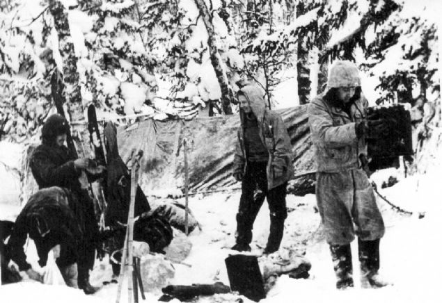 Nedeni bilinmiyor ancak, ekibin lideri Dyatlov geldikleri bu yerde kamp kurmak istedi.               