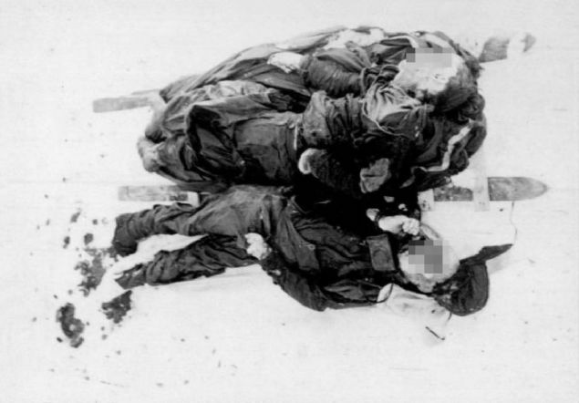 Bir baka gr ise ise, rencilerin kyafetlerini deitirirken yaklaan bir n grltsn duyarak telala kendilerini adrdan atm olmasyd. Ancak bu ngrnde karsnda deneyimli kamplarn byle bir ey yapamayacan ve  dme ihtimali olan blgede kesinlikle kamp kurmayacan savunanlar oldu.           