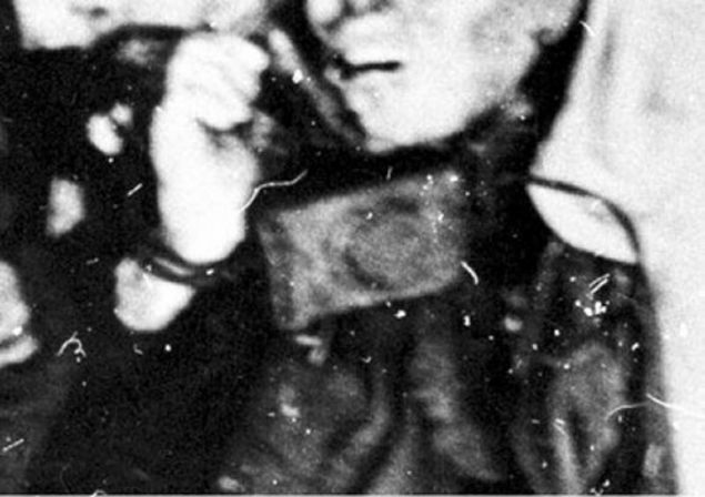 Ayn yerde bulunan 24 yandaki Alexander Kolevatov'un vcudunda ar yaralar yoktu.           