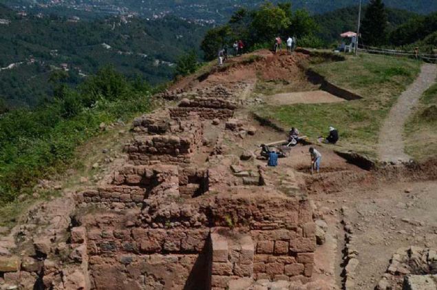 Ordu B�y�k�ehir Belediyesinin deste�iyle yap�lan kaz�larda, T�rkiye'de taht�nda oturan ilk Ana Tanr��a Kibele heykelinin bulundu�u 2 bin 300 y�ll�k Kurul Kalesi'nde kaz� �al��malar� bu y�l da yeniden ba�lad�.   