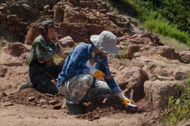 �lk olarak, Gazi �niversitesi Fen-Edebiyat Fak�ltesi Arkeoloji B�l�m� taraf�ndan ba�lat�lan, �niversitelerin b�l�nmesiyle de bu y�l Ankara Hac� Bayram Veli �niversitesi Fen-Edebiyat Arkeoloji B�l�m� Ba�kan� Prof. Dr. S�leyman Y�cel �enyurt taraf�ndan y�r�t�len kaz�lar,    