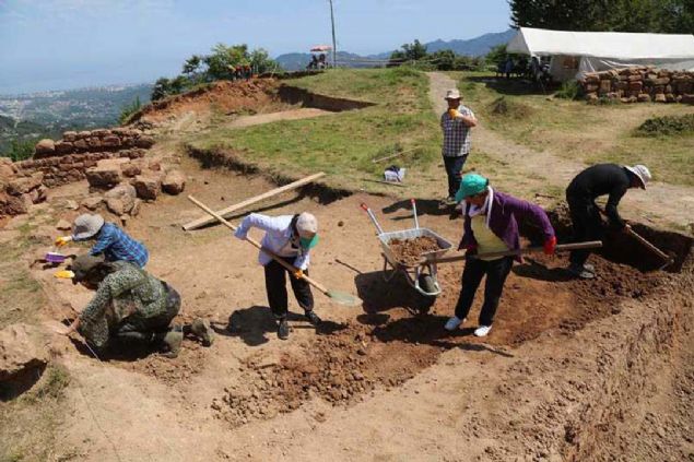 ge�en y�ldan itibaren �niversitenin b�l�nmesiyle birlikte art�k kaz�lar� Ankara Hac� Bayram Veli �niversitesi Fen-Edebiyat Arkeoloji B�l�m� olarak y�r�tt�klerini s�yledi.  