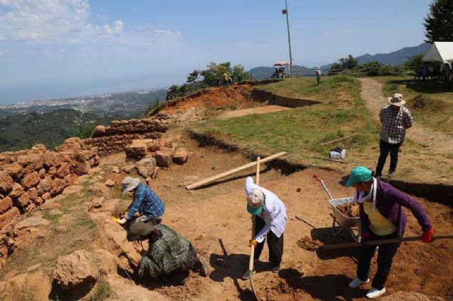 Prof. Dr. �enyurt ba�kanl���nda 15'i arkeolog olmak �zere 35 ki�ilik ekip taraf�ndan s�rd�r�lecek.    