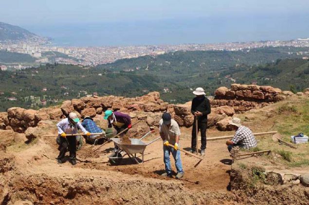 'Bu sene daha g��l� bir ekiple geldik' diyen Prof. Dr. �enyurt,  