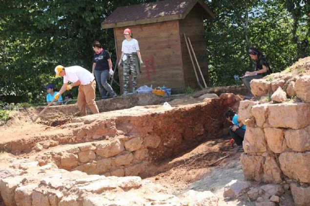 �lk ba�lad���m�z g�nden bug�ne kadar Kurul Kalesi'nde 570 rak�ml� noktada kurulmu� olan kalenin, yakla��k y�zde 60'�na yak�n k�sm�n� a���a ��kartt�k.  