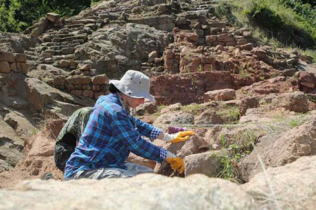 Gerek arkeoloji camias�, gerek y�re halk� taraf�ndan ve yerel idarecilerimiz taraf�ndan b�y�k ilgi g�rd�. Bakanl���m�z�n da destekleri ile 10 y�ld�r bu �al��malar devam ediyor' dedi.    