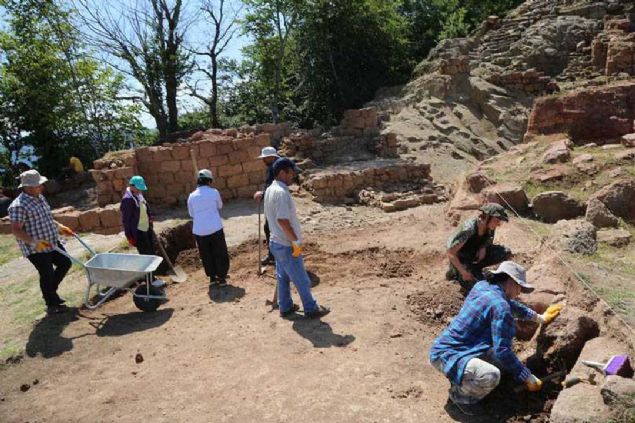 'Yakla��k 20 ki�ilik bir arkeoloji ekibi, 15 ki�ilik de �al��ma arkada�lar�m�zla beraber bu y�l Kurul Kalesi'nde 10'uncu sezonumuzu ba�latt�k...  