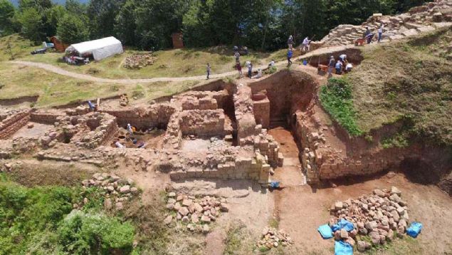 1'inci derece arkeolojik sit alan� olan kaledeki �al��malarda �u ana kadar yakla��k 2 bin par�a tarihi eser ile 300 basamakl� dehliz merdiven, milattan �nceki d�nemlere ait pi�mi� topraktan �at� kiremitler, duvar �rg�s� seramik par�alar� da bulundu. 