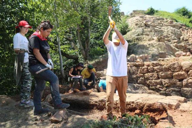 'O y�ldan beri yine destekler devam ediyor. Bu sene bakanl���m�z ger�ekten T�rkiye'de kaz�lara verilen �denekleri d���nd���m�z zaman �nemli bir miktar maddi destek sa�lad�... 