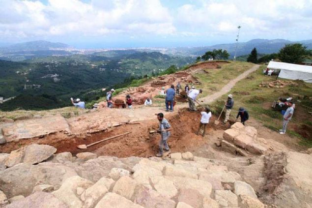 'Kalenin kalan y�zde 40'l�k k�s�mlar�nda ara�t�rmalar�m�z devam ettirece�iz. Tabi bu kaz�lar daha en az 10-15 y�l daha s�rer. Bir taraftan da restorasyon �al��malar� a�amas�na da gelindi. Yine o ayr� bir i� olarak eyl�l ay� sonras�nda devam edecek' ifadelerine yer verdi. 