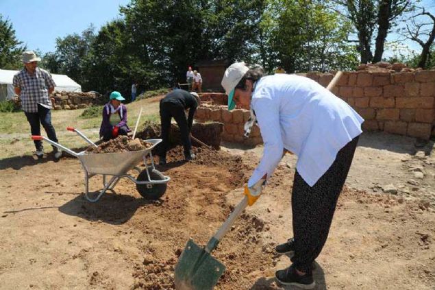 Bu �al��malar�m�z s�ras�nda �zellikle hem dini, hem de askeri a��dan �nemli olan arkeolojik bulgulara mimari ve k���k buluntu anlam�nda rastlad�.   