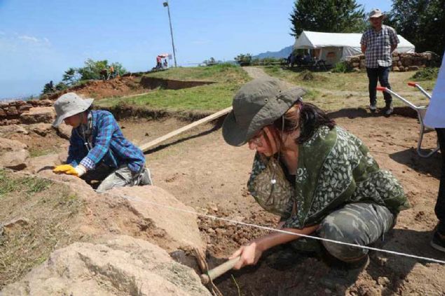 6'nc� Mithridates d�nemine ait 2 bin 300 y�ll�k Kurul Kalesi'nde, 10 y�l �nce ba�lat�lan kaz� �al��malar�nda, en �nemli tarihi eser olarak taht�nda oturan 200 kilo a��rl���nda ve 1 metre boyunda 2 bin 100 y�ll�k 'Ana Tanr��a Kibele' heykeli ile Bereket Tanr�lar� Dionyss ve Pan heykeli ve hayvan bi�imli dini kap olan Riton bulunmu�tu.   