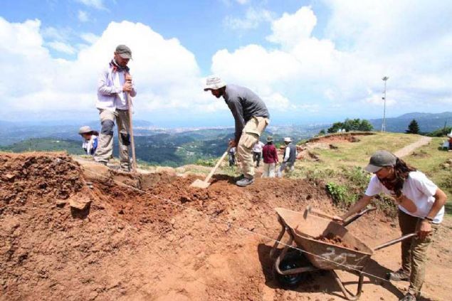 Ordu B�y�k�ehir Belediye Ba�kan� Hilmi G�ler bey, Kurul Kalesi'nin �nemini bildi�inden ve Ordu turizmine katk� sa�lamak istedi�inden bizim �al��malar�m�z� destekliyor' �eklinde konu�tu. 