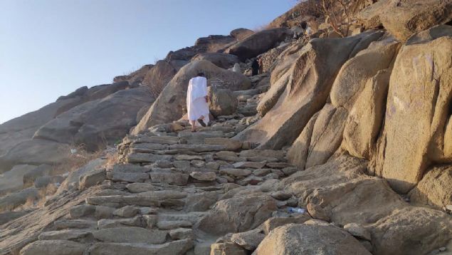 Zorlu yolculuk s�ras�nda kayal�klar �zerinde oturarak mola veren hac� adaylar�, dinlenip yollar�na devam ediyor. Baz�lar� ise zirveye ��kamayaca��n� anlay�p d�nmek zorunda kal�yor. 