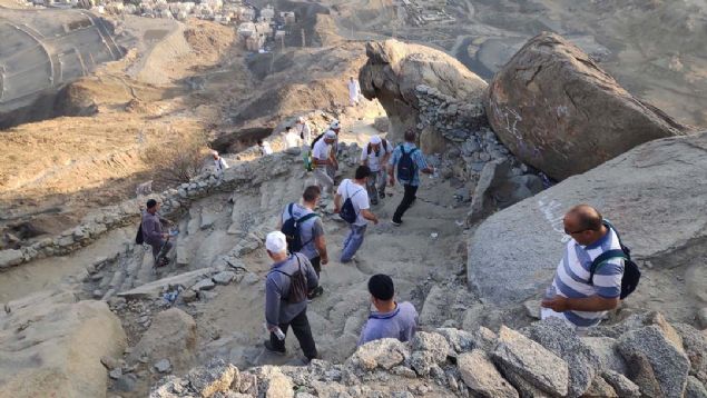 Sabah�n ilk ���klar�nda dahi 35 dereceyi bulan s�cakl���n etkiledi�i b�lgede zirveye ula�abilen hac� adaylar�, da��n zirvesinde yer alan ve Hazreti Muhammed ile Hazreti Ebubekir'in i�inde bulundu�u d�nemde �r�mcek a�lar�yla kaplanan Sevr Ma�aras�'nda, hicret d�neminin atmosferini ya��yor. 